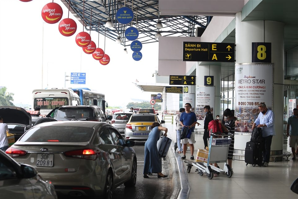 Kinh nghiệm tìm xe đi sân bay Nội Bài: Grab, Xanh SM hay đặt xe trước?
