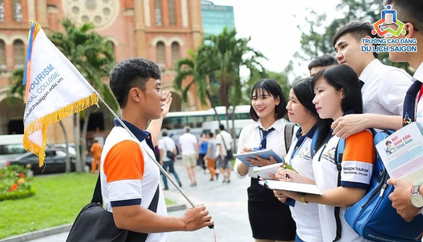 Kỹ Năng Giao Tiếp: Chìa Khóa Mở Lòng Khách