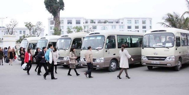 Xe đưa đón công nhân viên Hòa Lạc