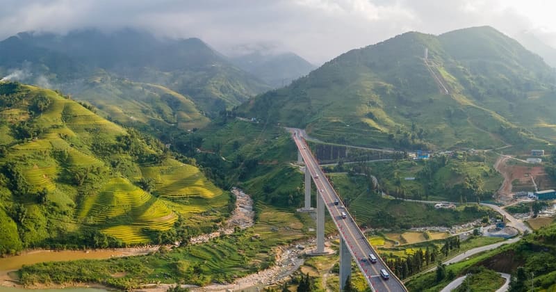 Từ Hà Nội đến Sapa khoảng 315-320km