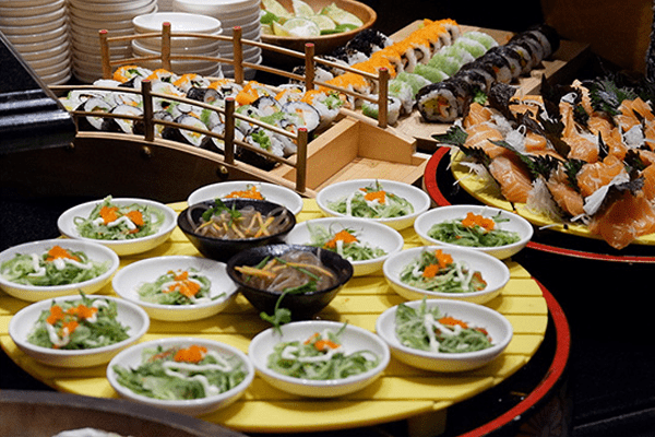 Quầy sushi và sashimi