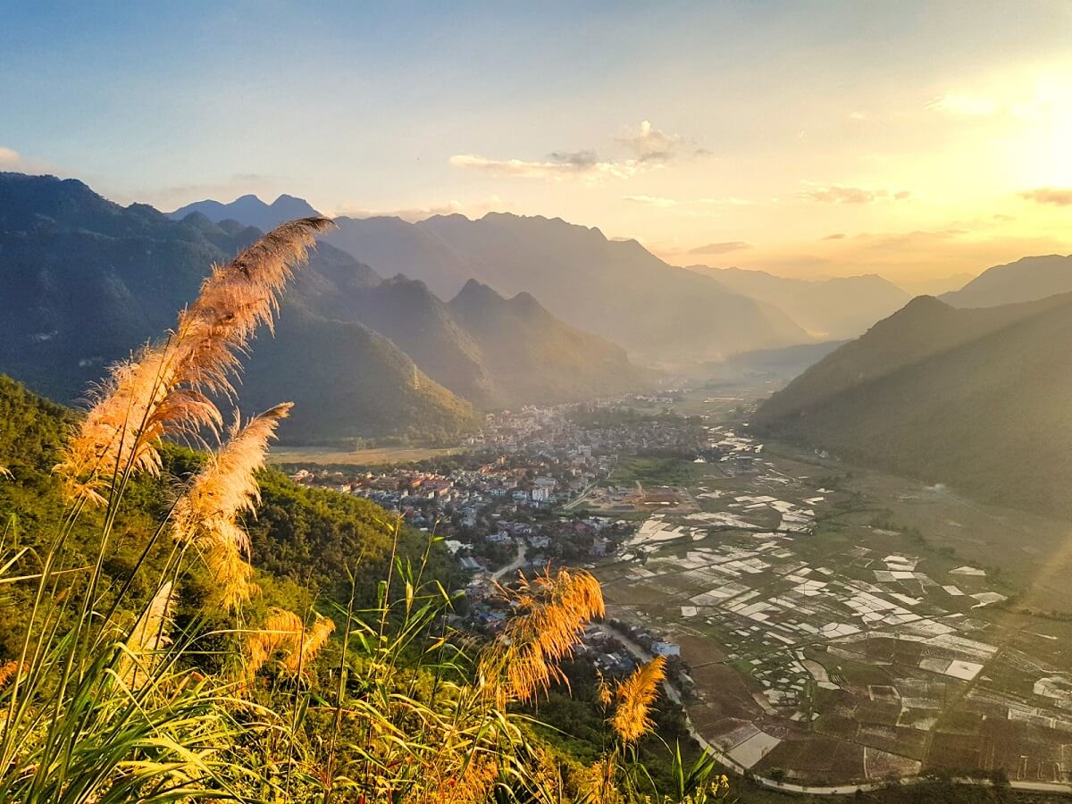 Mai Châu — 135km, thung lũng có đèo dẫn vào