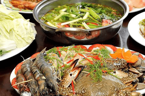 Hải sản biển vô cùng phong phú, nổi tiếng với món canh cá Quỳnh Côi